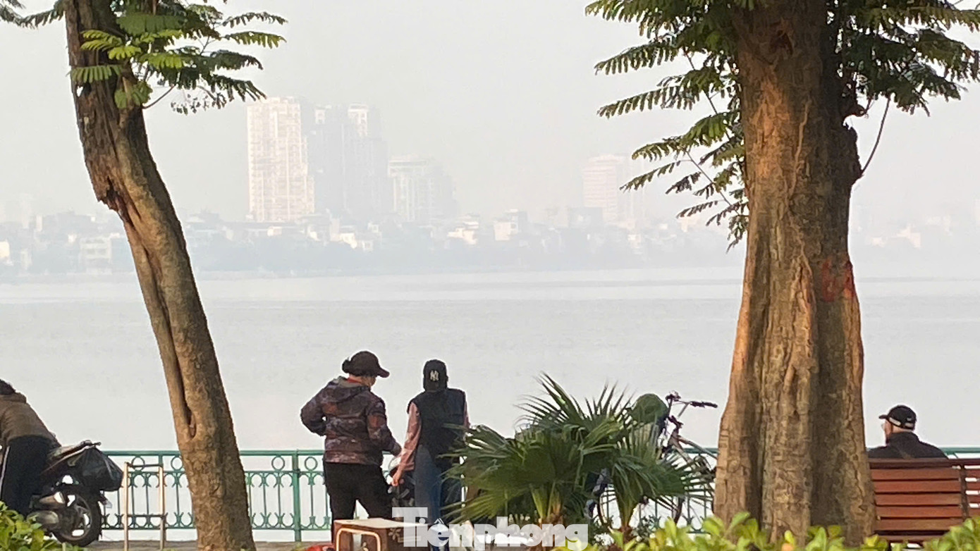 Những ngày qua, Hà Nội chìm trong ô nhiễm không khí kỷ lục, với bầu trời mờ đục suốt cả ngày. Chỉ số AQI (chỉ số chất lượng không khí) nhiều thời điểm vượt ngưỡng "nguy hại", đe dọa sức khỏe người dân.