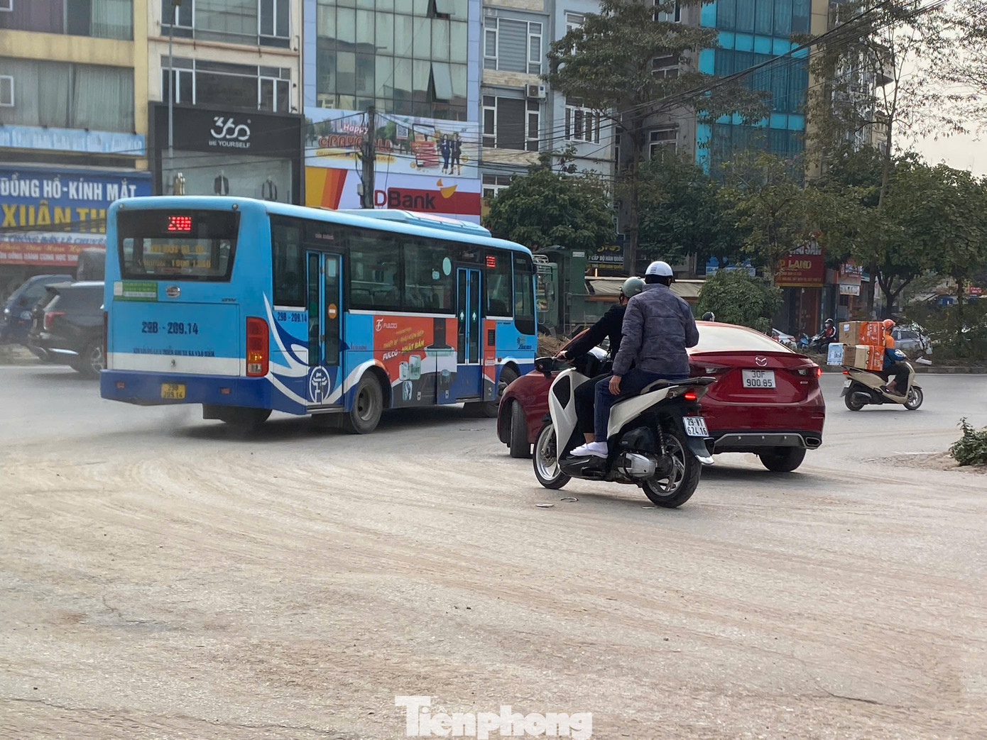 Mặt đường quốc lộ 32 xuất hiện nhiều cát, bụi.