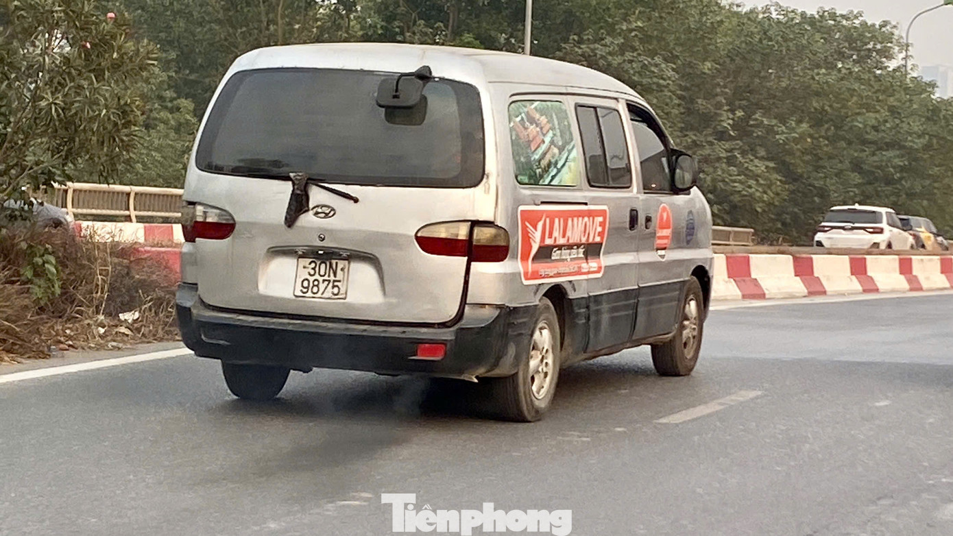 Nhiều ô tô xả khói đen "bức tử" môi trường.