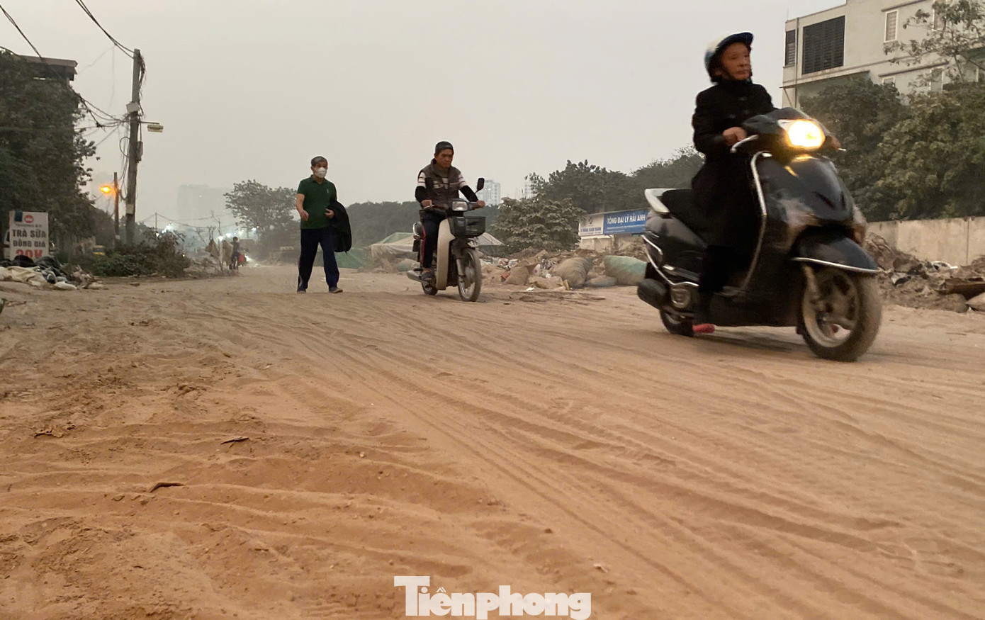 Tương tự, con đường dẫn vào Bệnh viện Đa khoa Thanh Xuân (quận Thanh Xuân, Hà Nội) thuộc dự án đường vành đai 2.5 đoạn Đầm Hồng đã bị xuống cấp nghiêm trọng, phủ lớp cát, bụi, đá dăm dày cộp.