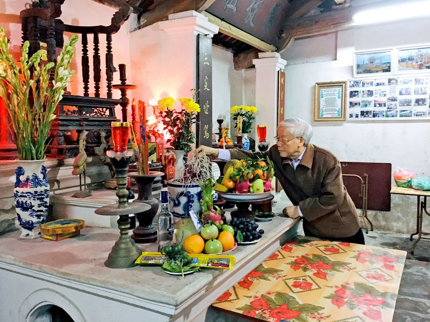 “Tất cả con cháu trong họ đều biết phẩm chất, tính cách giản dị, không phô trương của chú. Có lần người trong họ chỉ dám nói nửa đùa, nửa thật đề xuất xây dựng nhà thờ khang trang hơn, nhưng chú nói luôn: 'Nhà thờ mình vẫn còn tốt, làm gì mà phải xây dựng lại'. Vậy là không ai nói gì thêm nữa”, ông Việt nhớ lại. Trong ảnh, Tổng Bí thư trong lần về dâng hương tại nhà thờ họ.