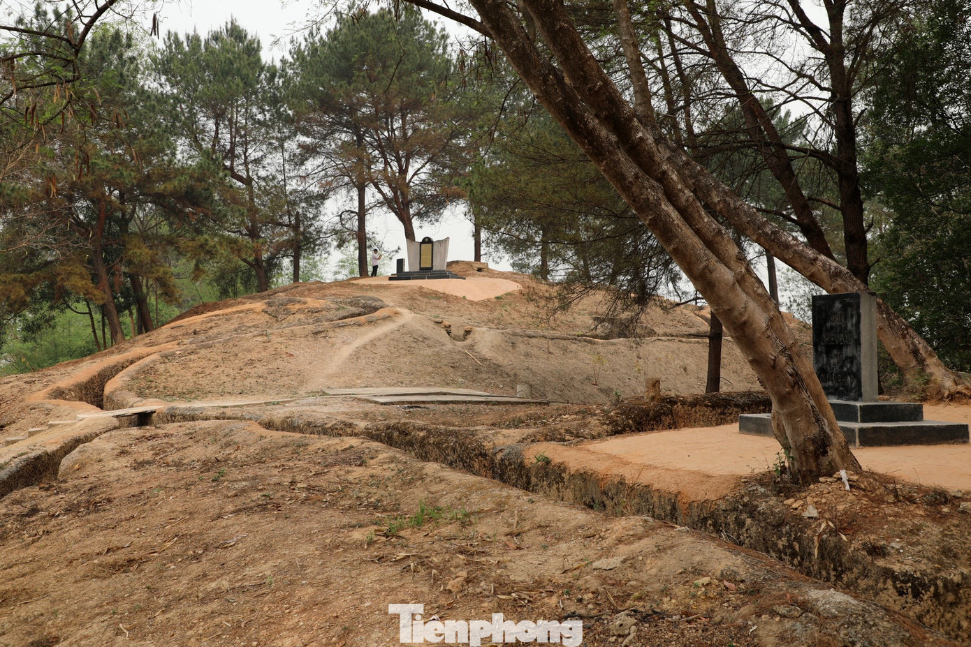 Thực dân Pháp đã chọn cách xây dựng hệ thống phòng thủ nằm trên 3 quả đồi trên điểm cao gần 500m với 3 cứ điểm hình thế chân kiềng, yểm hộ nhau, có trận địa phòng ngự vững chắc với hoả lực lợi hại. Him Lam được coi là "cánh cửa thép" của Tập đoàn cứ điểm "bất khả xâm phạm".