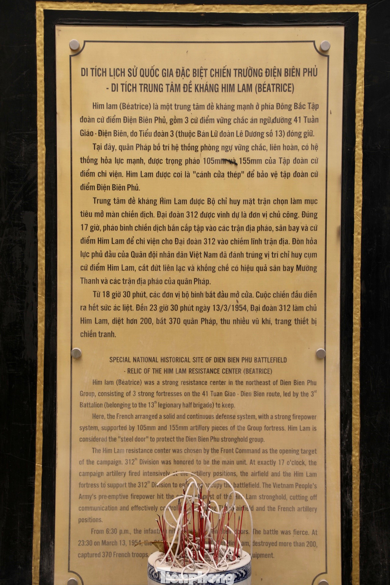 Bia tưởng niệm với nội dung giới thiệu về di tích và diễn biến trong trận mở màn Chiến dịch Điện Biên Phủ cách đây 70 năm.