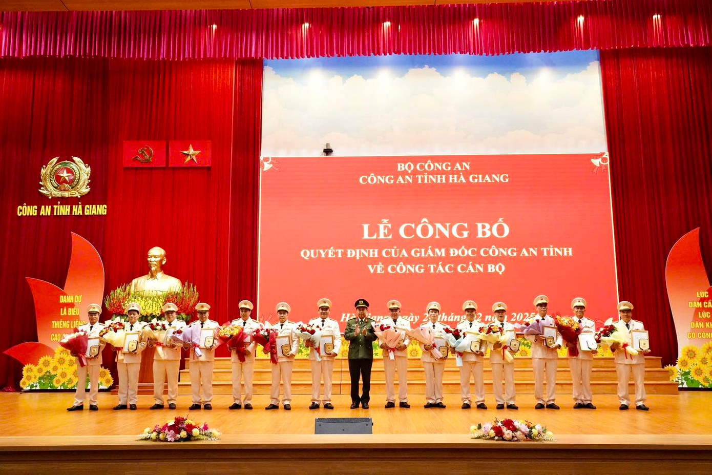 Lễ công bố quyết định của Giám đốc công an tỉnh Hà Giang về công tác cán bộ. Ảnh: Công an tỉnh Hà Giang Lễ công bố quyết định của Giám đốc công an tỉnh Hà Giang về công tác cán bộ. Ảnh: Công an tỉnh Hà Giang