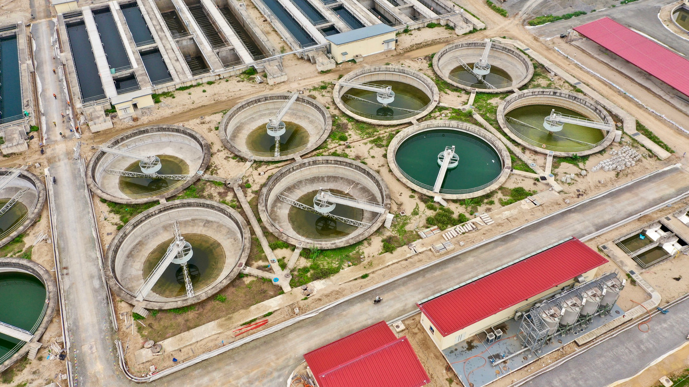 Theo tính toán, dự án đã hoàn thành hơn 98%; các thiết bị hiện đại của nhà máy được lắp đặt và đang trong quá trình chạy thử. Nhà thầu đang hoàn thành các hạng mục cây xanh trang trí, thi công xong đường nội bộ là hoàn thành dự án, dự kiến đưa vào hoạt động chính thức vào cuối năm nay.