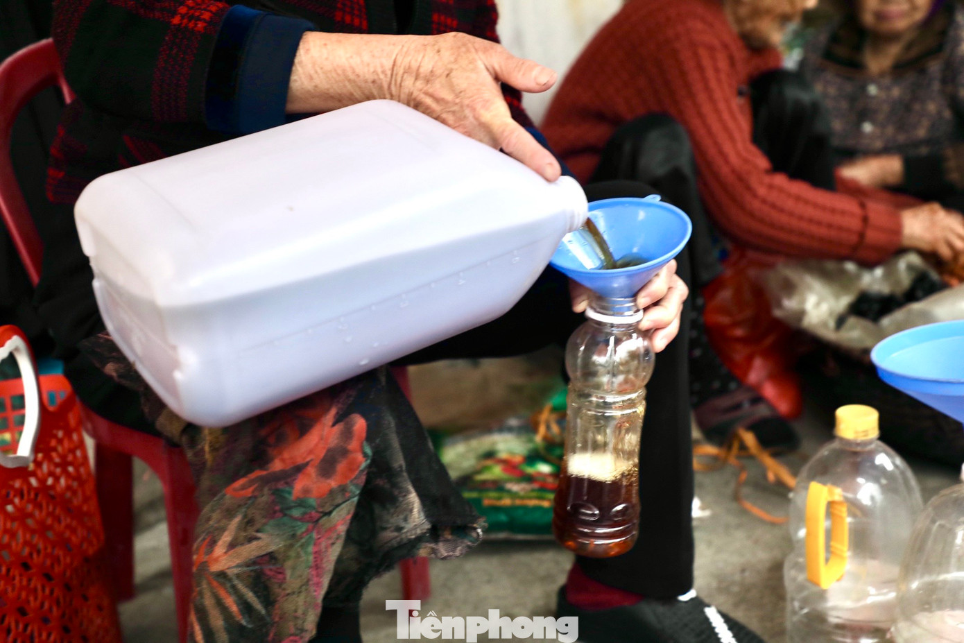 Muối xã Bạch Long - vựa muối lớn nhất miền Bắc, mắm làng Sa Châu - nổi tiếng khắp cả nước... đều là "cây nhà lá vườn" của Giao Thủy. Bà Viết Lâm (bán muối, 72 tuổi, Bạch Long) chia sẻ: "Chợ Bể được thành lập từ rất lâu khi người dân khắp nơi đến đây hoang lấn biển, dựng làng lập ấp. Theo mọi người truyền tai nhau, đến nay chợ đã gần 700 năm tuổi".