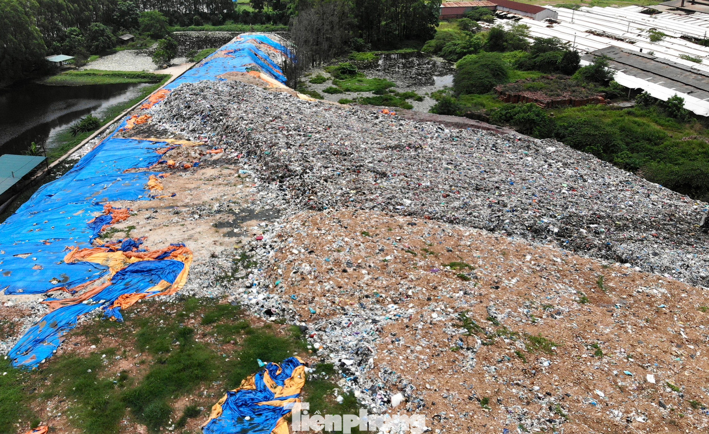 Bãi chôn lấp rác cao, trải dài như dãy núi. Bề mặt rác ở phía trên nhiều nơi chưa được lấp đất và phủ bạt. Khoảng cách từ bãi rác tới khu dân cư gần nhất vào khoảng 300m. Tuy nhiên, người dân tại Tổ dân phố số 3, Tổ dân phố Đông, phường Bích Động cho biết, vào mùa này, mùi hôi thối của rác bay rất xa.