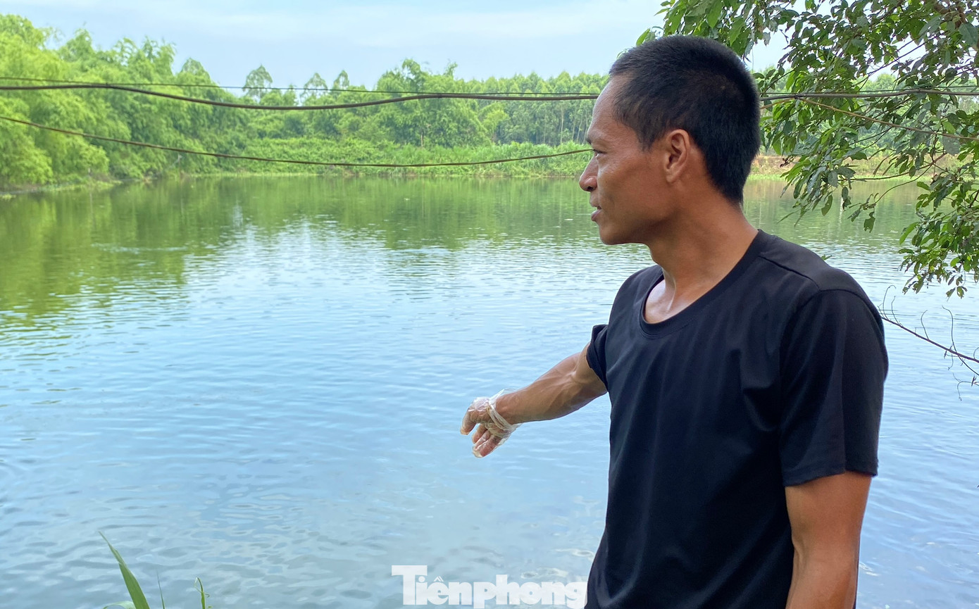 Cũng tại Tổ dân phố Đông, ông Nguyễn Văn Dũng, 40 tuổi nuôi cá tại ao gần bãi chôn lấp rác cho hay, khi mưa xuống, nước từ bãi rác chảy xuống hồ khiến gia đình ông nơm nớp lo cá chết.