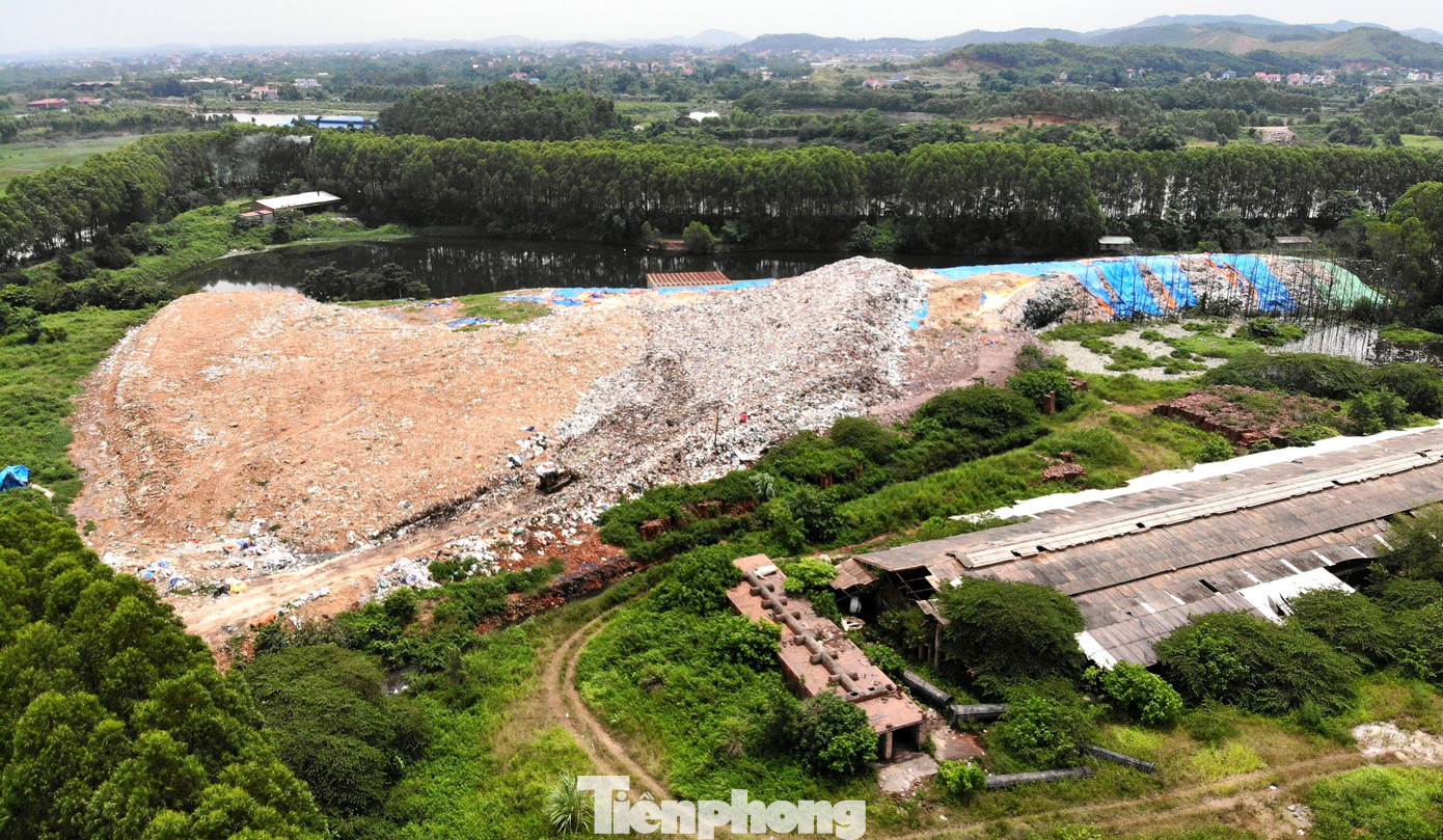 Bãi rác tại phường Bích Động (thị xã Việt Yên, tỉnh Bắc Giang) được đầu tư, xây dựng từ năm 2012, để phục vụ thị trấn Bích Động trước đây. Nay, thị trấn được nâng cấp, mở rộng lên thành thị xã, địa bàn lại nhiều khu, cụm công nghiệp nên bãi rác quá tải.