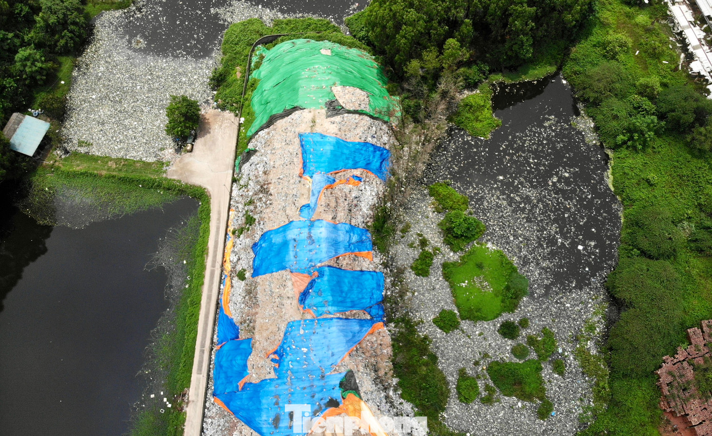 Xung quanh bãi rác là các hồ chứa nước thải chờ xử lý. Các hồ chứa nước thải này cũng ngập ngụa trong rác thải, nước hồ đen, nặng mùi.