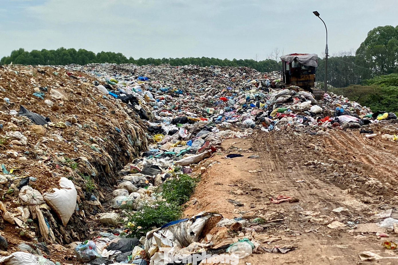 Khoảng 2 năm gần đây, lượng rác của cả huyện Việt Yên tăng cao, có ngày lên đến 130 tấn. Trong khi đó, khu vực bãi rác có 2 lò đốt rác, với mỗi lò có năng suất khoảng 10 tấn/ngày, chưa đủ đáp ứng nhu cầu.