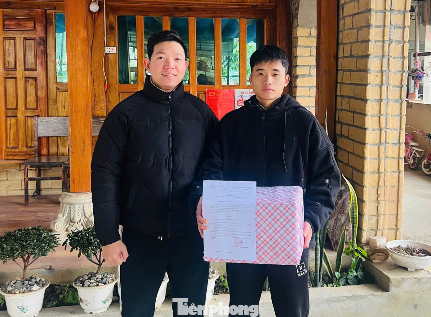 Công an địa phương đến thăm hỏi, động viên tân binh Vàng Thành Trung (phải).