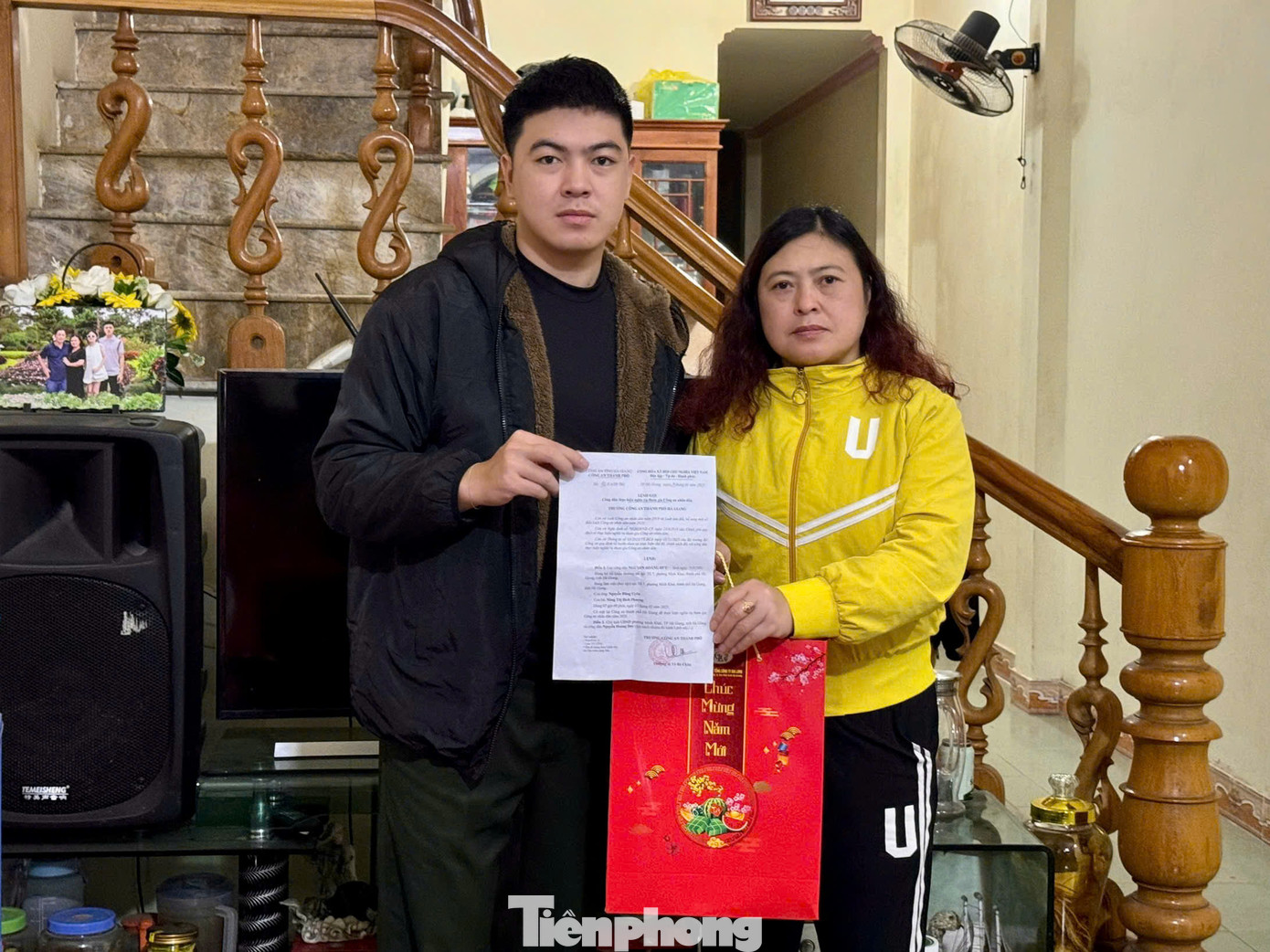 Tân binh Nguyễn Hoàng Duy (bên trái) và mẹ.