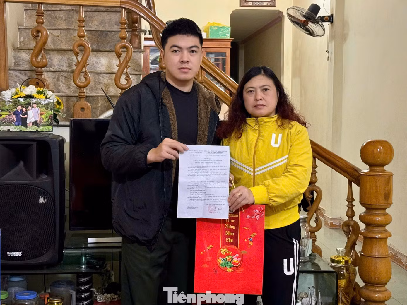 Tân binh Nguyễn Hoàng Duy (bên trái) và mẹ.