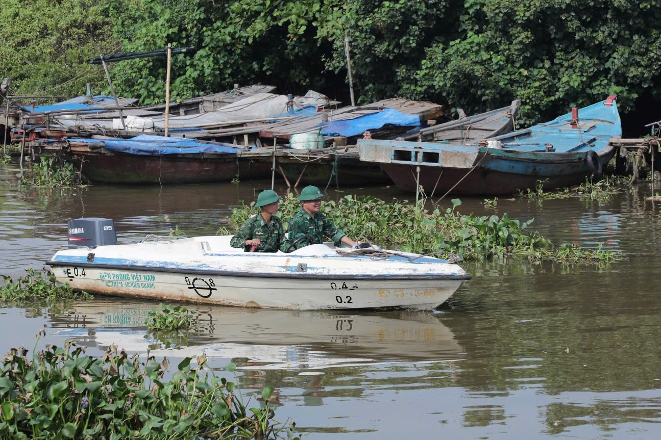 Các phương tiện ô tô, xuồng, ca nô được bố trí đầy đủ nhiên liệu để phục vụ công tác phòng chống bão và tổ chức tìm kiếm cứu hộ, cứu nạn.