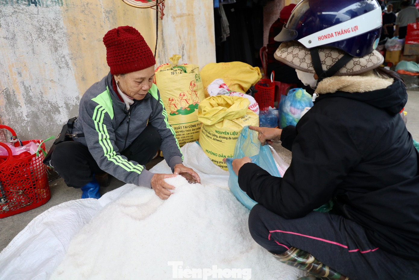 Muối xã Bạch Long - vựa muối lớn nhất miền Bắc, mắm làng Sa Châu - nổi tiếng khắp cả nước... đều là "cây nhà lá vườn" của Giao Thủy. Bà Viết Lâm (bán muối, 72 tuổi, Bạch Long) chia sẻ: "Chợ Bể được thành lập từ rất lâu khi người dân khắp nơi đến đây hoang lấn biển, dựng làng lập ấp. Theo mọi người truyền tai nhau, đến nay chợ đã gần 700 năm tuổi".