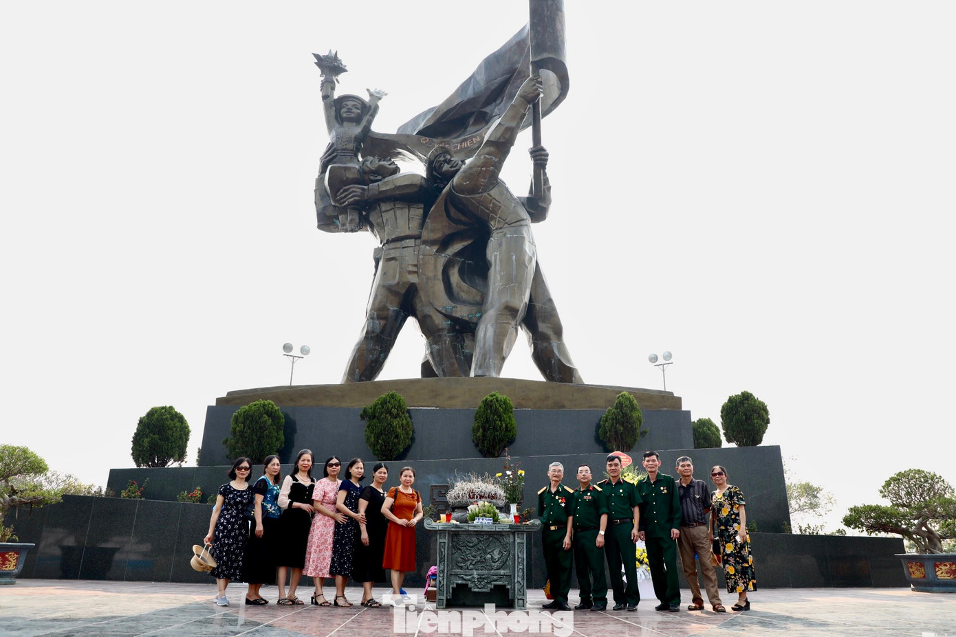 Năm 2004, Tượng đài Chiến thắng Điện Biên Phủ khánh thành. Tượng đài có chiều cao 12,6m, dựng trên bệ cao 3,6m, gồm 12 thớt (có những thớt nặng 40 tấn), được đúc bằng 217 tấn đồng nguyên chất. Đây là cụm tượng đài bằng đồng cao, to và nặng nhất Việt Nam hiện nay. Mẫu tượng đài để thi công là tác phẩm của nhà điêu khắc Nguyễn Hải (quê ở Cái Bè, Tiền Giang). Nhà điêu khắc Nguyễn Hải từng là lính của Tiểu đoàn 307 lừng danh.