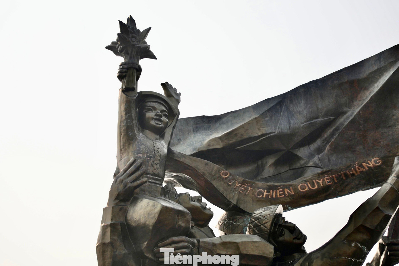 Chiến sĩ bế em bé dân tộc Thái trên tay tượng trưng cho những văn nghệ sĩ Quân đội đã và đang ngợi ca chiến thắng, để chiến thắng mãi mãi đi vào sử sách. Hình ảnh em bé dân tộc Thái còn tượng trưng cho sự nối tiếp thế hệ, góp phần xây dựng quê hương Tây Bắc phồn vinh, hạnh phúc.