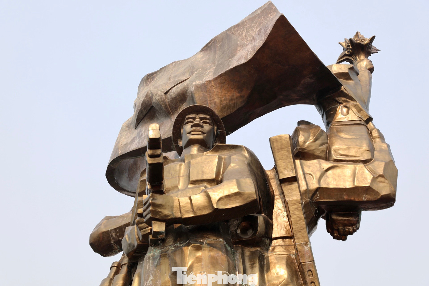 Chiến sĩ thứ ba trong cụm tượng thể hiện tinh thần luôn luôn cảnh giác và sẵn sàng chiến đấu của bộ đội Việt Nam.