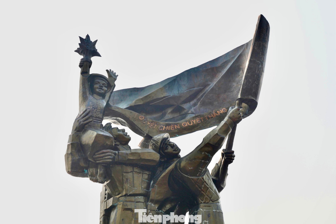 Cụm Tượng đài Chiến thắng Điện Biên Phủ có 3 chiến sĩ đứng lưng tựa vào nhau, bế em bé dân tộc Thái trên tay cầm một bó hoa, trên cùng là lá cờ Quyết chiến, Quyết thắng. Trong đó, chiến sĩ phất cao lá cờ tượng trưng cho các đại đoàn tham gia chiến dịch năm xưa. Khi sáng tác, tác giả liên tưởng đến chiến sĩ phất cờ trên nóc hầm Tướng De Castries ở mặt trận Điện Biên Phủ năm 1954.