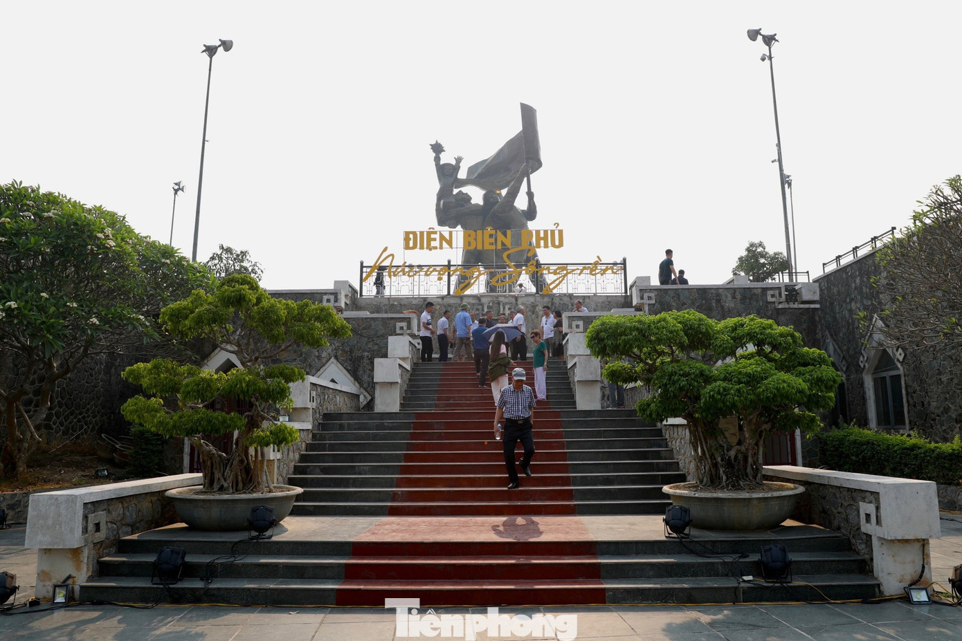 Con đường chính dẫn lên Tượng đài chiến thắng Điện Biên Phủ gồm 320 bậc, và được chia làm 3 chiếu nghỉ lớn. Hai bên trục hành lễ là 56 cột mốc được làm bằng đá xanh Thanh Hóa tượng trưng cho 56 ngày đêm “khoét núi, ngủ hầm, mưa dầm, cơm vắt” của bộ đội ta trong chiến dịch.