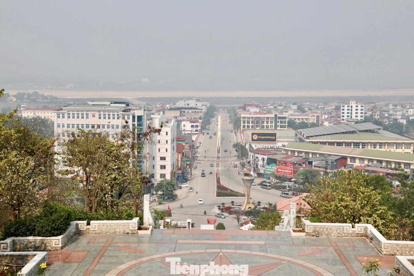 Tượng đài Chiến thắng Điện Biên Phủ nằm uy nghi, sừng sững trên đồi D1 - ngọn đồi cao nhất thành phố Điện Biên Phủ. Từ tượng đài có thể quan sát toàn cảnh TP Điện Biên Phủ từ trên cao với tầm bao quát rộng lớn. Phía xa là sân bay Điện Biên Phủ.