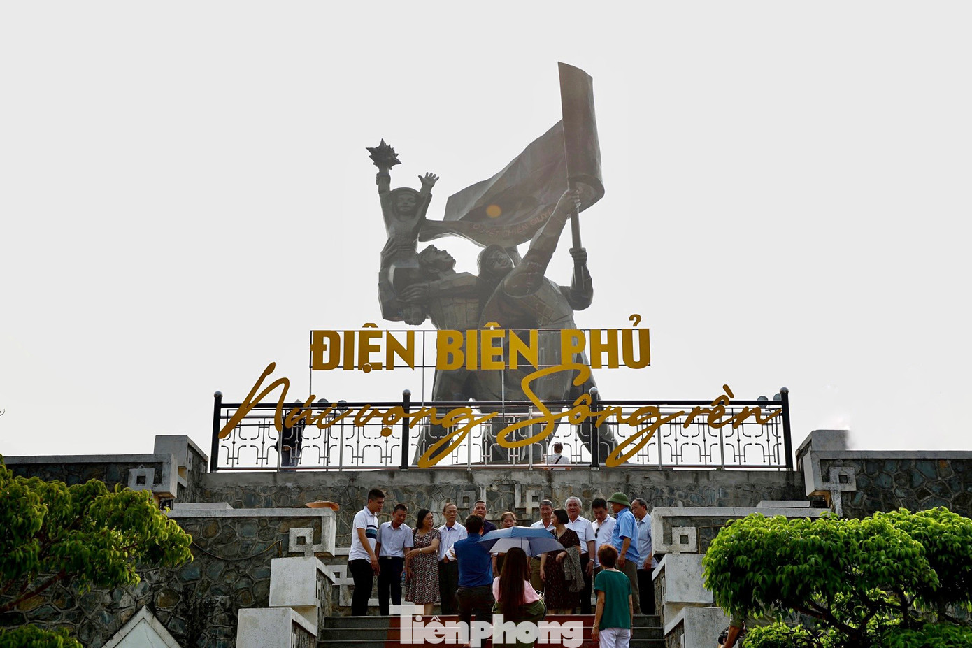 Tượng đài được đặt trong cụm di tích Đồi D gồm D1, D2, D3 nằm ở trung tâm thành phố Điện Biên Phủ. Trong chiến dịch Điện Biên Phủ, đồi D có vị trí quan trọng cùng với những quả đồi phía đông tạo thành bức tường thành bảo vệ trực tiếp cho phân khu trung tâm.