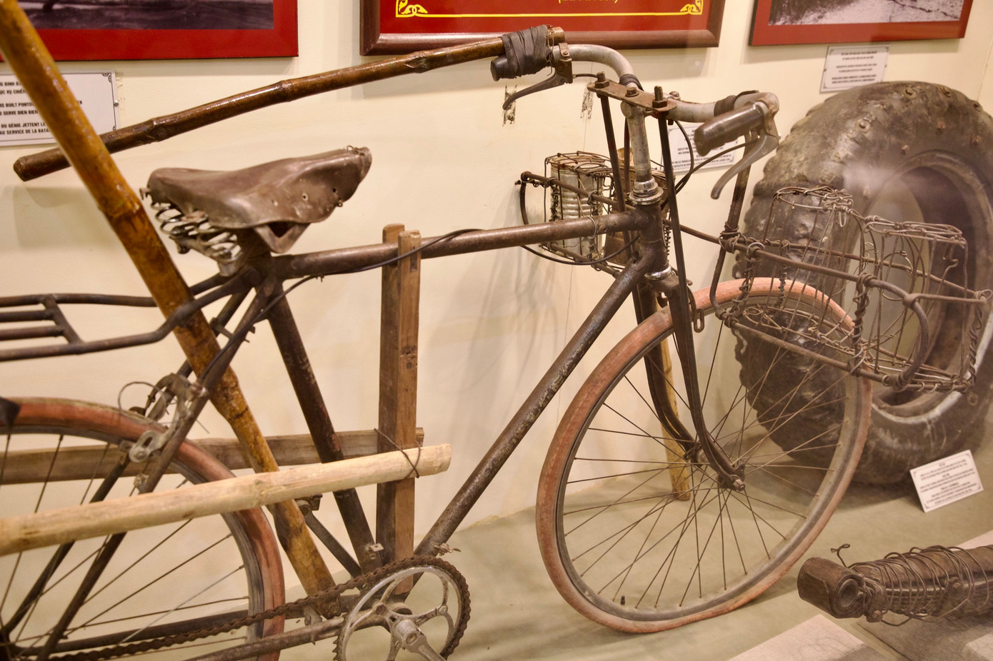 Tăng độ cứng của khung xe bằng cách hàn thêm sắt, buộc thêm gỗ; dùng vải, quần áo cũ, săm cũ… để “gia cố”, tăng độ bền của săm, lốp.