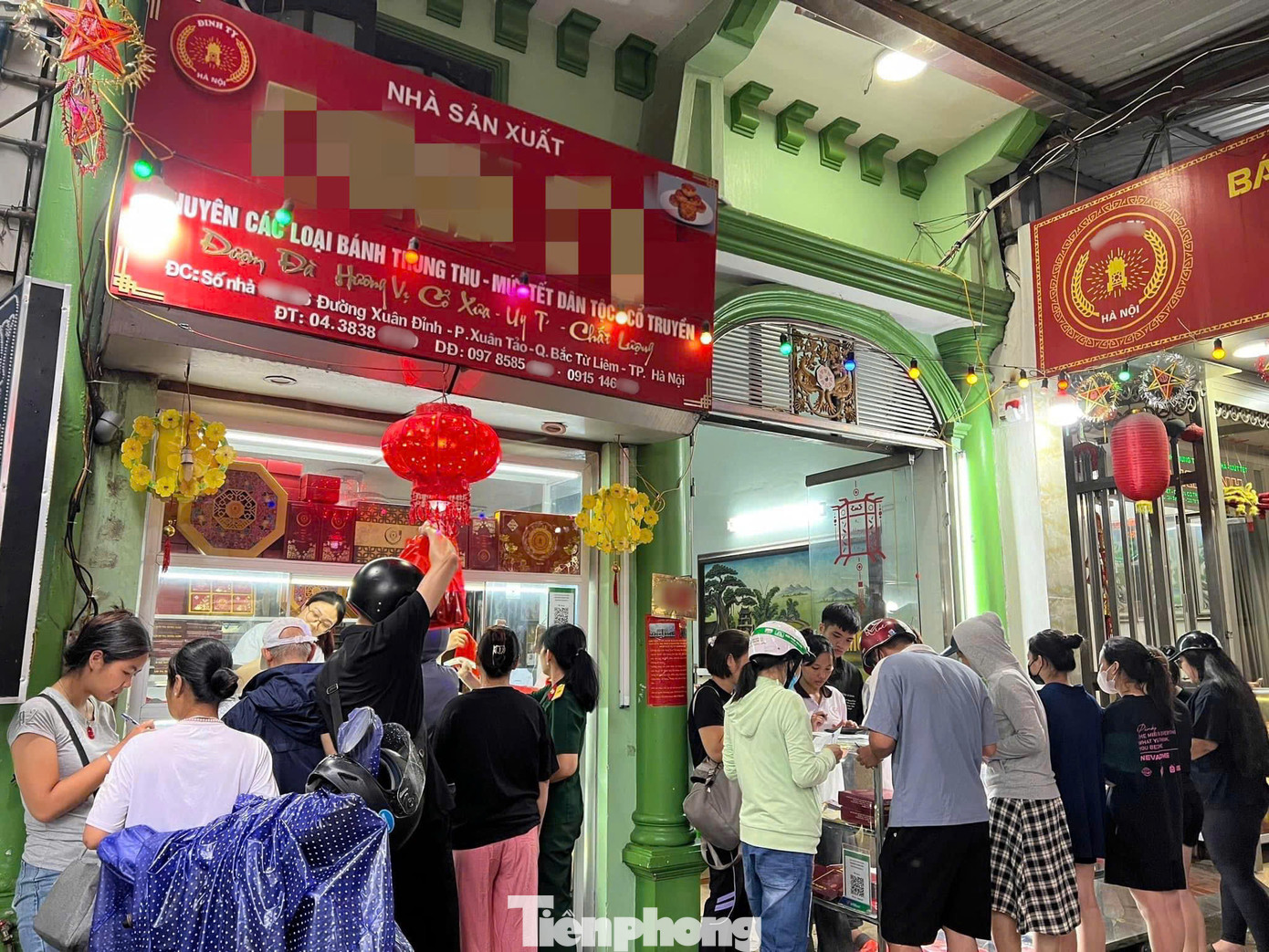 Về tối, các cửa hàng bán bánh trung thu tại làng nghề Xuân Đỉnh vẫn tấp nập người xếp hàng mua.