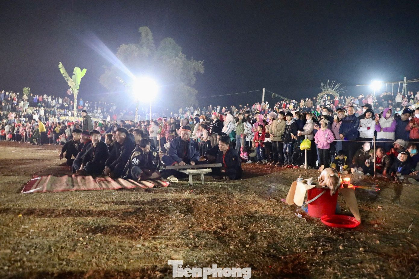 Trước nghi lễ nhảy lửa, thầy cúng, người đóng vai trò quan trọng nhất sẽ thực hiện các bài cúng để “gọi” thần linh xuống trần gian, hóa thân vào những người có khả năng nhảy lửa. Lễ vật gồm một con lợn, một chai rượu, năm ly, hương, nến cốc...