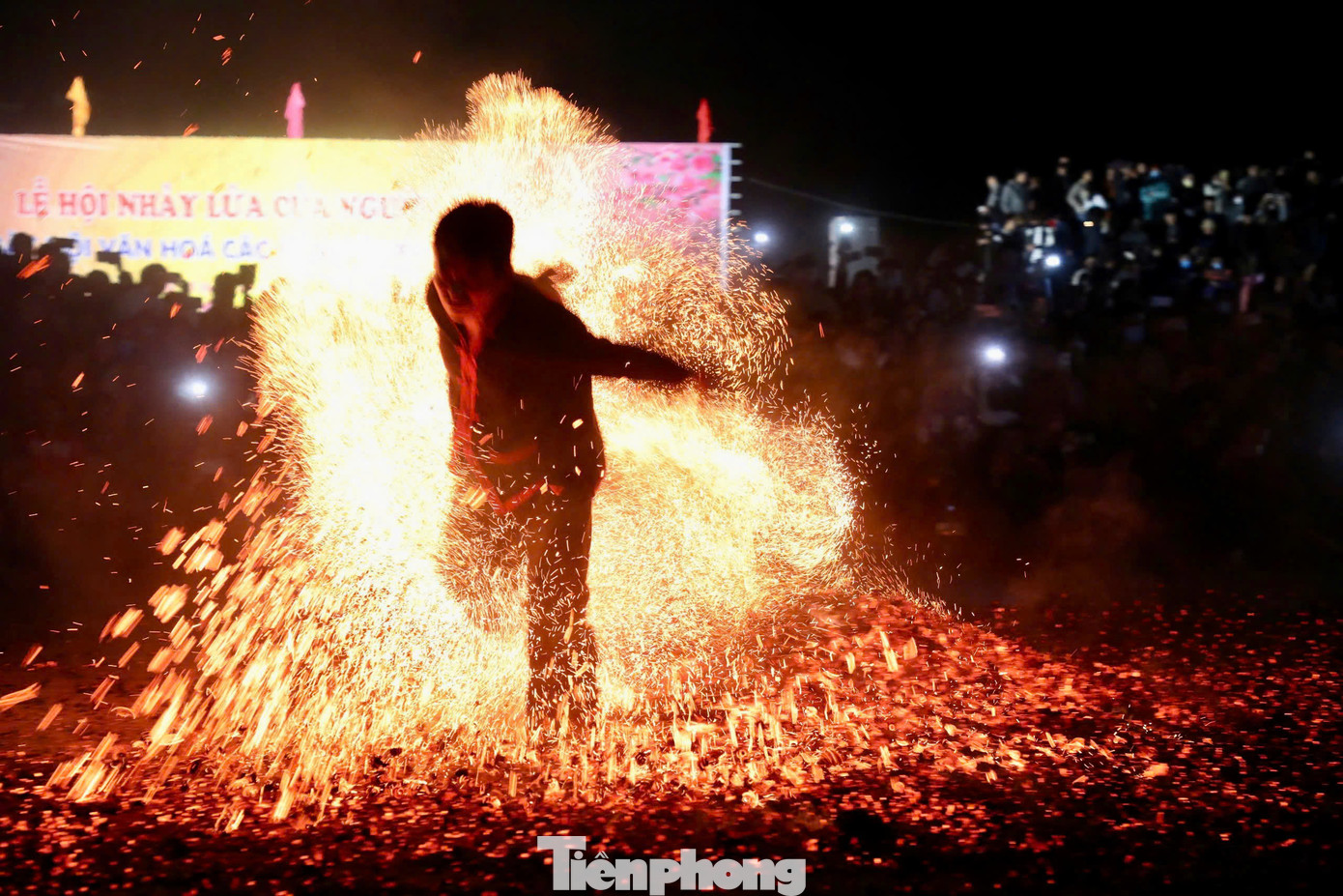 Người Pà Thẻn tin rằng ngọn lửa sẽ giúp họ thanh lọc tâm hồn, xua đuổi tà ma, loại bỏ những điều không may mắn. Lễ nhảy lửa không chỉ là nghi lễ tâm linh mà còn là biểu tượng của sức mạnh con người trước thiên nhiên, thử thách và khó khăn trong cuộc sống.