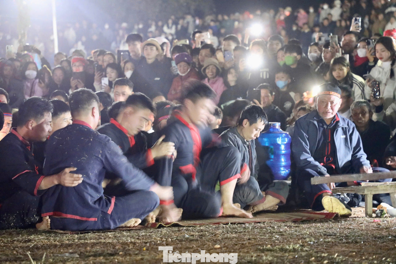 Khi thầy cúng hoàn thành bài khấn, cầu xin thần linh giáng thế, những người tham gia nhảy lửa bắt đầu có biểu hiện lạ. Họ run lên, cơ thể giật nhẹ, đôi mắt lim dim như rơi vào trạng thái xuất thần.