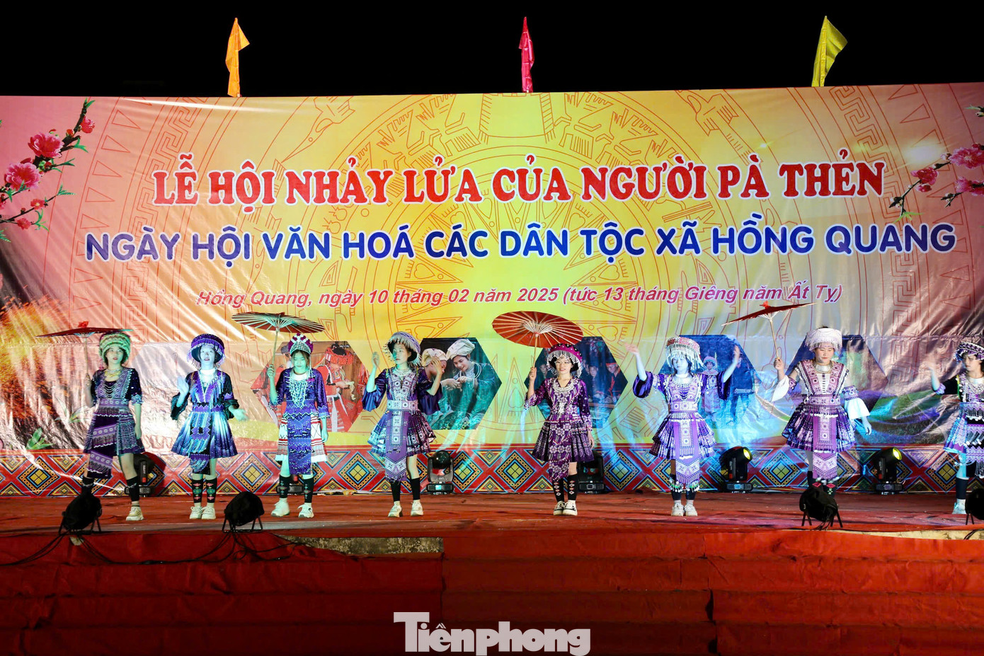 Tối 10/2, tại xã Hồng Quang, huyện Lâm Bình, tỉnh Tuyên Quang đã diễn ra Lễ hội nhảy lửa của người Pà Thẻn (đồng bào dân tộc Pà Thẻn), một nghi lễ truyền thống độc đáo thu hút đông đảo người dân và du khách tham dự.