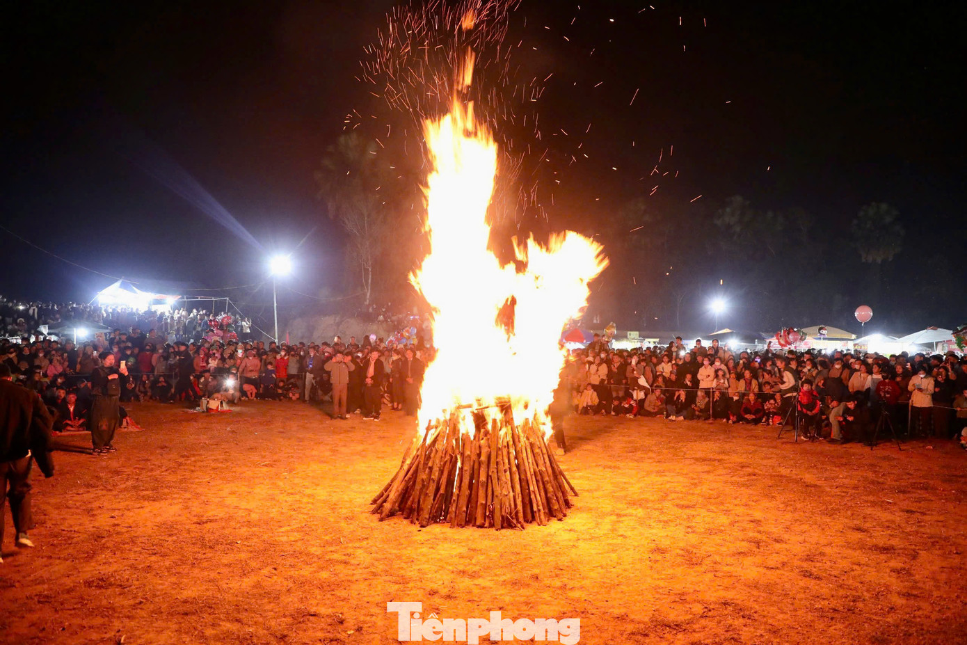 Trong khi thầy cúng thực hiện nghi lễ, một đống củi lớn giữa sân được đốt cháy, từng lớp gỗ dần lụi tàn, để lại những tàn than rực đỏ, chuẩn bị cho phần nhảy lửa thiêng liêng.