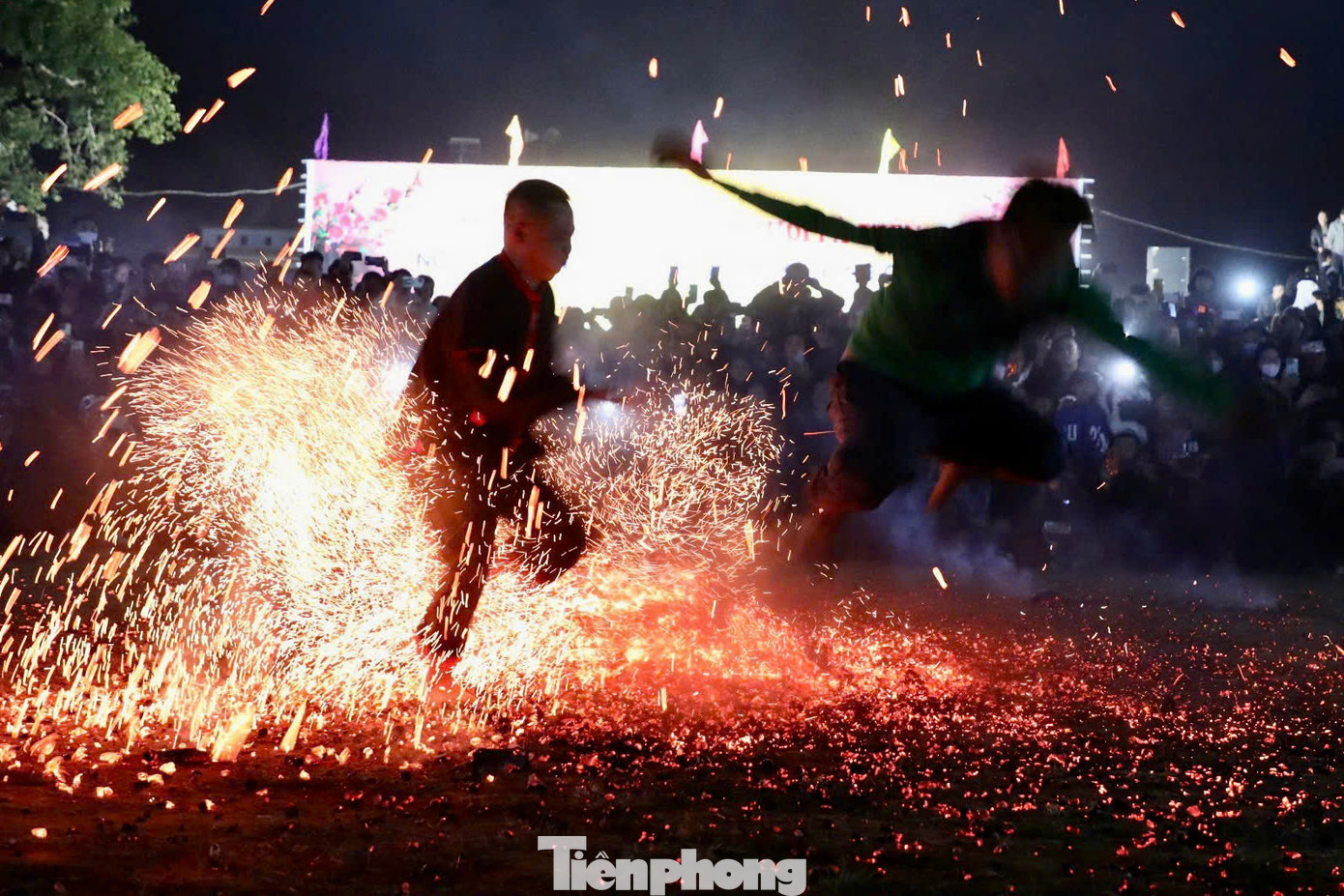 Khi tàn than rực đỏ cũng là lúc họ bất ngờ bật nhảy, xoay người, bước chân trở nên mạnh mẽ, lao vào đống than hồng rực cháy.