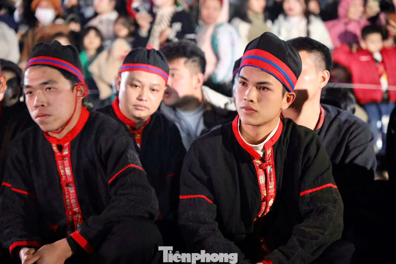 Các chàng trai người dân tộc Pà Thẻn tham gia nhảy lửa.