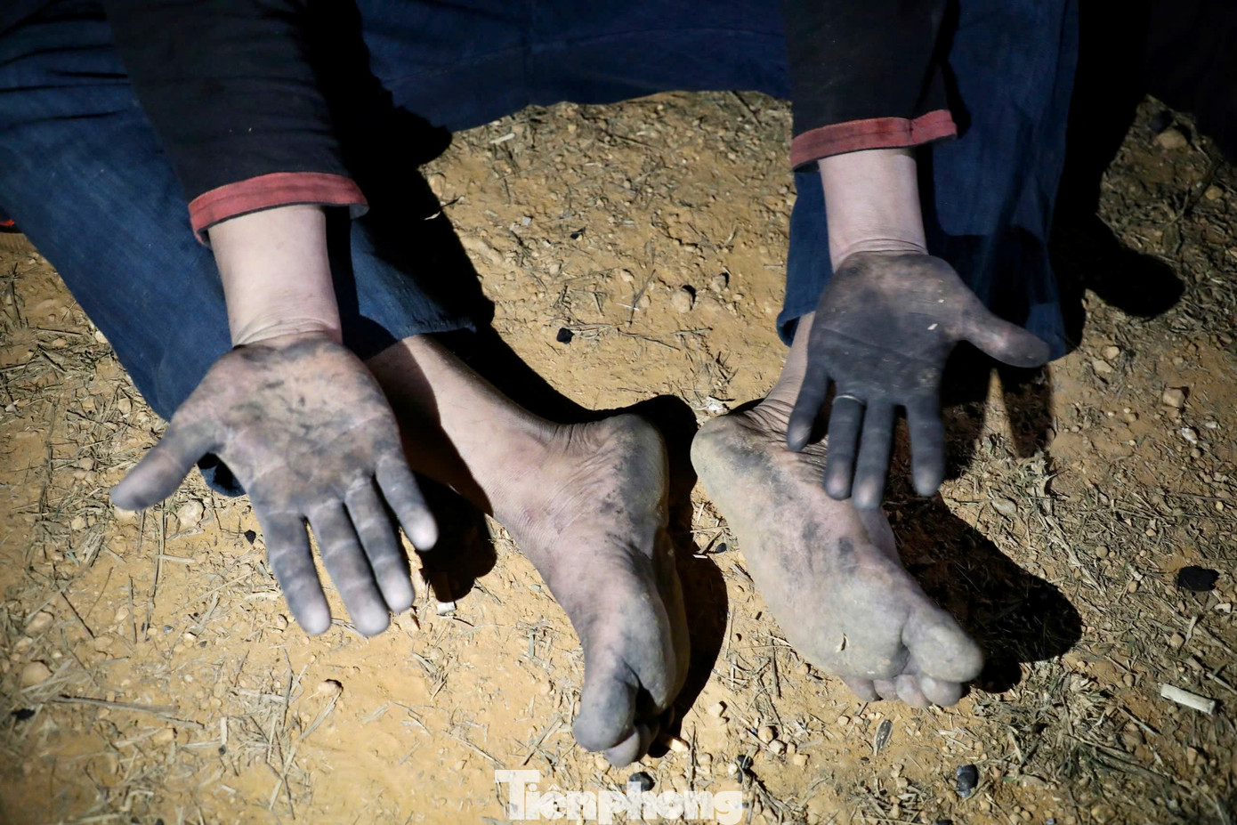 Sau khi nhảy qua những tàn than rực cháy, đôi bàn chân và bàn tay của họ đen nhọ nhem vì tro than, nhưng điều kỳ lạ là không hề có dấu hiệu bỏng rát hay trầy xước. Họ vẫn bước đi vững chãi, gương mặt bình thản như chưa từng dẫm lên lửa đỏ.