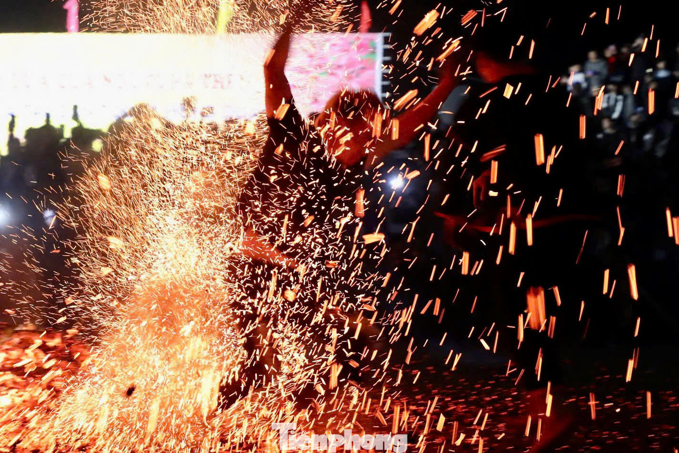 Theo quan niệm của người Pà Thẻn, thần lửa là vị thần tối cao, mang lại sự may mắn, bảo vệ dân làng khỏi bệnh tật, thiên tai. Bên cạnh ý nghĩa tâm linh, nghi lễ này còn là sợi dây gắn kết cộng đồng.