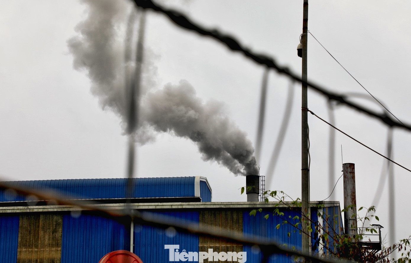 Những cột khói đen có mùi khét lẹt, bốc cao hàng chục mét, u ám cả một khoảng trời.
