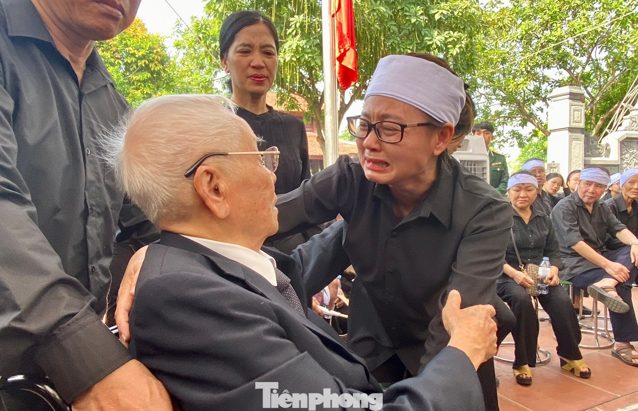 Chúng tôi đến hỏi, thầy Vĩnh xúc động chia sẻ: “Anh Trọng khi là Tổng Bí thư nhưng khi về trường vẫn rất kính trọng, lễ phép với thầy cô. Những khi vui khi liên hoan, anh ấy cứ gọi tôi là bác, có người nhắc vui bảo phải gọi là thầy nhưng anh ấy giải thích: Đây là cuộc vui nên cứ gọi là bác cho thân gần, tình cảm như người trong nhà. Năm học lớp 10, anh ấy chăm chỉ, mẫu mực, đặc biệt hòa đồng với bạn bè trong lớp. Đối với thầy không những kính trọng, quý mến ghi sâu trong ký ức của tôi”. Chúng tôi đến hỏi, thầy Vĩnh xúc động chia sẻ: “Anh Trọng khi là Tổng Bí thư nhưng khi về trường vẫn rất kính trọng, lễ phép với thầy cô. Những khi vui khi liên hoan, anh ấy cứ gọi tôi là bác, có người nhắc vui bảo phải gọi là thầy nhưng anh ấy giải thích: Đây là cuộc vui nên cứ gọi là bác cho thân gần, tình cảm như người trong nhà. Năm học lớp 10, anh ấy chăm chỉ, mẫu mực, đặc biệt hòa đồng với bạn bè trong lớp. Đối với thầy không những kính trọng, quý mến ghi sâu trong ký ức của tôi”.