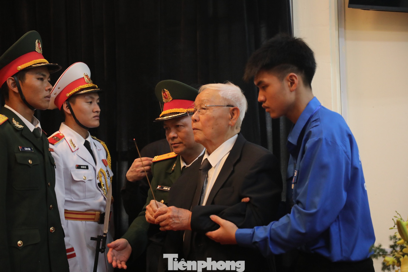 Ông dừng lại tấm di ảnh, cúi đầu một hồi lâu rồi ra ghi sổ tang. Trong sổ tang, ông viết: “Vô cùng thương tiếc anh Nguyễn Phú Trọng, người Cộng sản kiên cường trong đấu tranh vì sự nghiệp xây dựng Đảng trong sạch, vững mạnh; xây dựng Tổ quốc Việt Nam giàu đẹp, nhân dân ấm no hạnh phúc. Trọn đời cống hiến cho nước nhà, anh kiên định lấy xây dựng con người làm gốc, quan tâm sâu sắc đến thầy cô giáo và các cháu học sinh". Ông dừng lại tấm di ảnh, cúi đầu một hồi lâu rồi ra ghi sổ tang. Trong sổ tang, ông viết: “Vô cùng thương tiếc anh Nguyễn Phú Trọng, người Cộng sản kiên cường trong đấu tranh vì sự nghiệp xây dựng Đảng trong sạch, vững mạnh; xây dựng Tổ quốc Việt Nam giàu đẹp, nhân dân ấm no hạnh phúc. Trọn đời cống hiến cho nước nhà, anh kiên định lấy xây dựng con người làm gốc, quan tâm sâu sắc đến thầy cô giáo và các cháu học sinh".