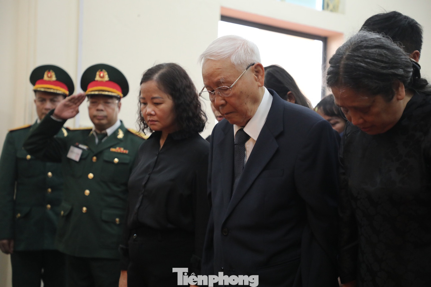 "Tôi không thể nào quên những chia sẻ ân cần, chí tình, chí nghĩa anh dành cho thầy trò chúng tôi. Kính tiễn anh về cõi vĩnh hằng, mỗi người dân Việt Nam sẽ mãi mãi nhớ về anh - vị Tổng Bí thư hết lòng vì đất nước, vì dân tộc”, Nhà giáo Nguyễn Trọng Vĩnh viết trong sổ tang. "Tôi không thể nào quên những chia sẻ ân cần, chí tình, chí nghĩa anh dành cho thầy trò chúng tôi. Kính tiễn anh về cõi vĩnh hằng, mỗi người dân Việt Nam sẽ mãi mãi nhớ về anh - vị Tổng Bí thư hết lòng vì đất nước, vì dân tộc”, Nhà giáo Nguyễn Trọng Vĩnh viết trong sổ tang.