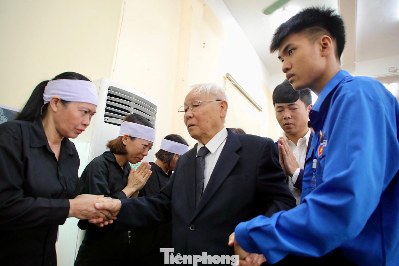 Thầy Vĩnh bắt tay từng người trong dòng họ Tổng Bí thư rồi được dìu ra ngoài. Một người phụ nữ là người nhà Tổng Bí thư Nguyễn Phú Trọng (cựu học sinh trường Nguyễn Gia Thiều), ôm chầm lấy ông Vĩnh, khóc nức nở. Thầy Vĩnh bắt tay từng người trong dòng họ Tổng Bí thư rồi được dìu ra ngoài. Một người phụ nữ là người nhà Tổng Bí thư Nguyễn Phú Trọng (cựu học sinh trường Nguyễn Gia Thiều), ôm chầm lấy ông Vĩnh, khóc nức nở.