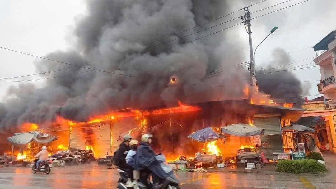 Cháy lớn tại chợ Trung Môn, huyện Yên Sơn, tỉnh Tuyên Quang. Ảnh: Công an tỉnh Tuyên Quang Cháy lớn tại chợ Trung Môn, huyện Yên Sơn, tỉnh Tuyên Quang. Ảnh: Công an tỉnh Tuyên Quang