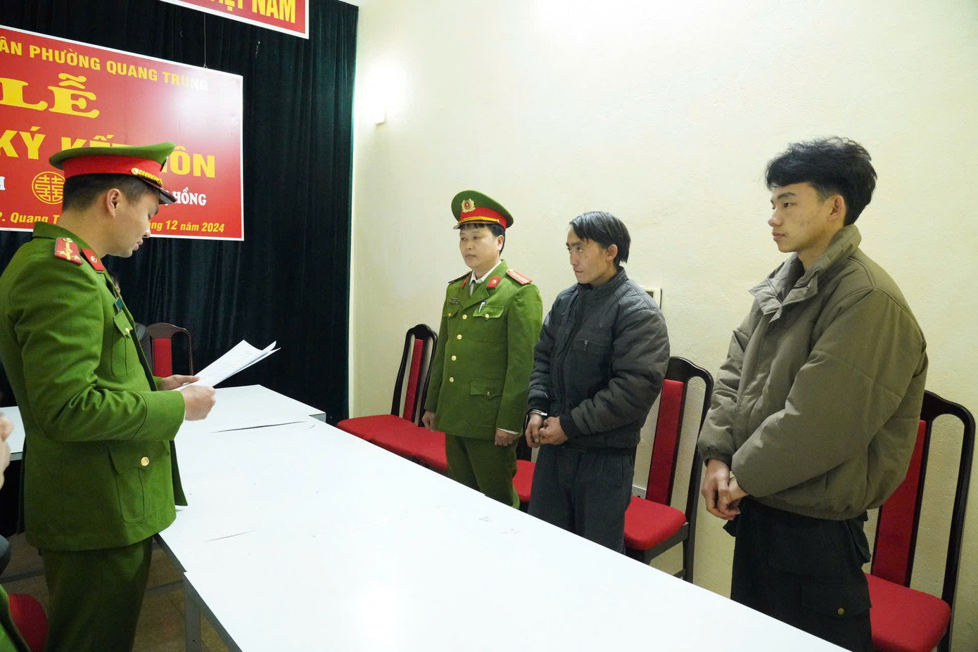 Cơ quan Cảnh sát điều tra thi hành lệnh bắt tạm giam đối tượng Vừ Mí Giàng. Ảnh: Báo Hà Giang Cơ quan Cảnh sát điều tra thi hành lệnh bắt tạm giam đối tượng Vừ Mí Giàng. Ảnh: Báo Hà Giang