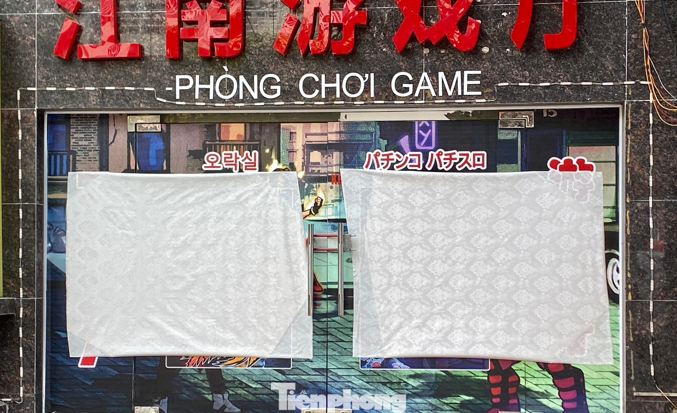 Tại tụ điểm số 330 đường Ngọc Hân Công Chúa, cửa kính cũng đã khoá lại bằng ổ khoá. Những biển hiệu hình ảnh trước cửa tụ điểm game đã bịt lại tạm bợ bằng lớp giấy dán tường màu trắng.
