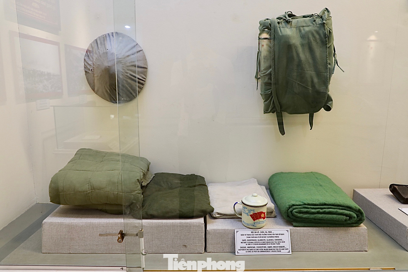 Áo lụa, áo trấn thủ, mũ nan, balo, chăn, màn... của chiến sĩ Điện Biên.