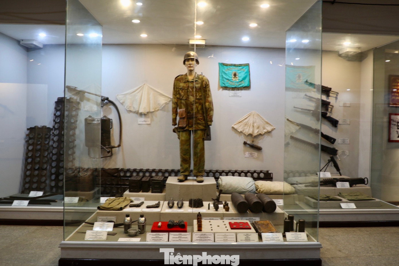 Với nhiều hạng mục quan trọng bằng mô hình, khối tượng và gần 1.000 tài liệu, hiện vật, ảnh,… có liên quan, bảo tàng khái quát một cách sinh động, rõ nét cuộc kháng chiến chống thực dân Pháp của quân và dân ta. Trong đó, 56 ngày đêm “khoét núi, ngủ hầm, mưa dầm, cơm vắt” của chiến dịch Điện Biên Phủ lịch sử được tập trung thể hiện.