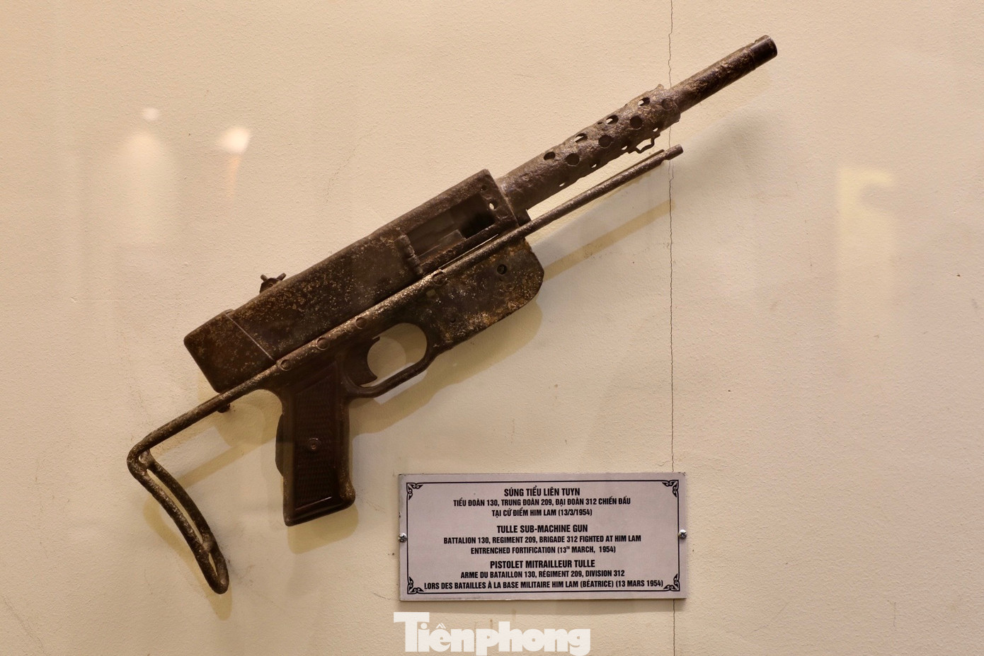 Súng trường MAS, súng tiểu liên K50 và súng tiểu liên TUYN.