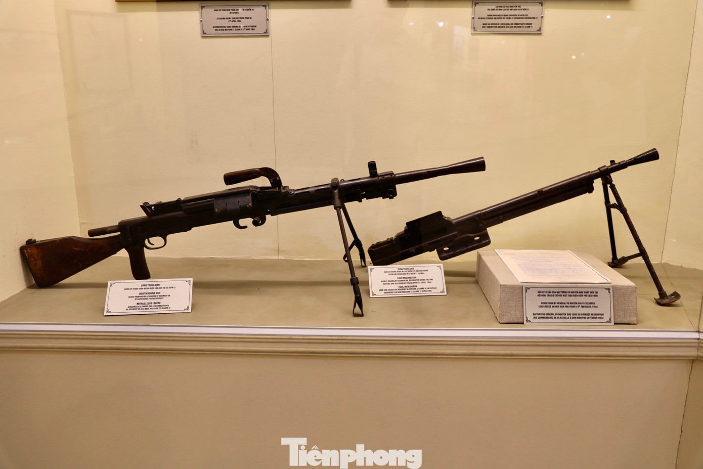 Súng DKZ 75mm, súng DKZ 55mm, súng trung liên, súng BAZOKA.